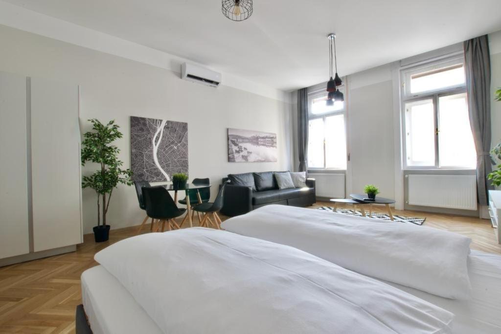 Megszunik - The Lullaby - Nr 1 Apartament Budapeszt