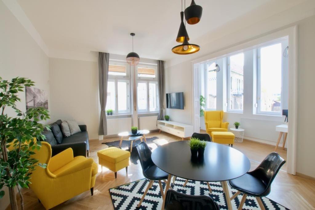 Apartament Megszunik - The Lullaby - Nr 1 *