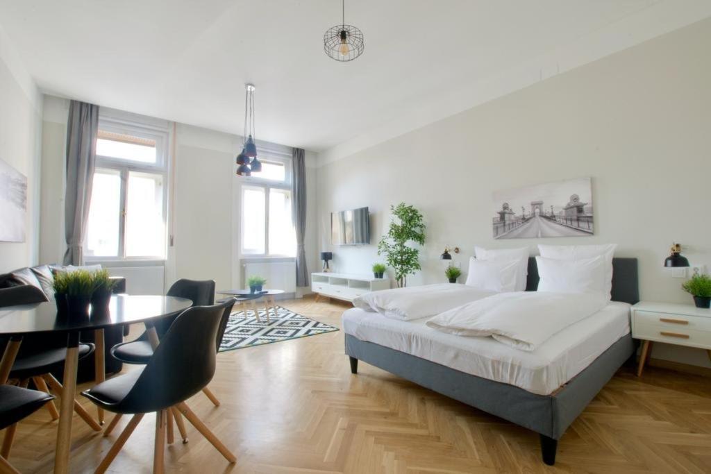 Megszunik - The Lullaby - Nr 1 Apartament *