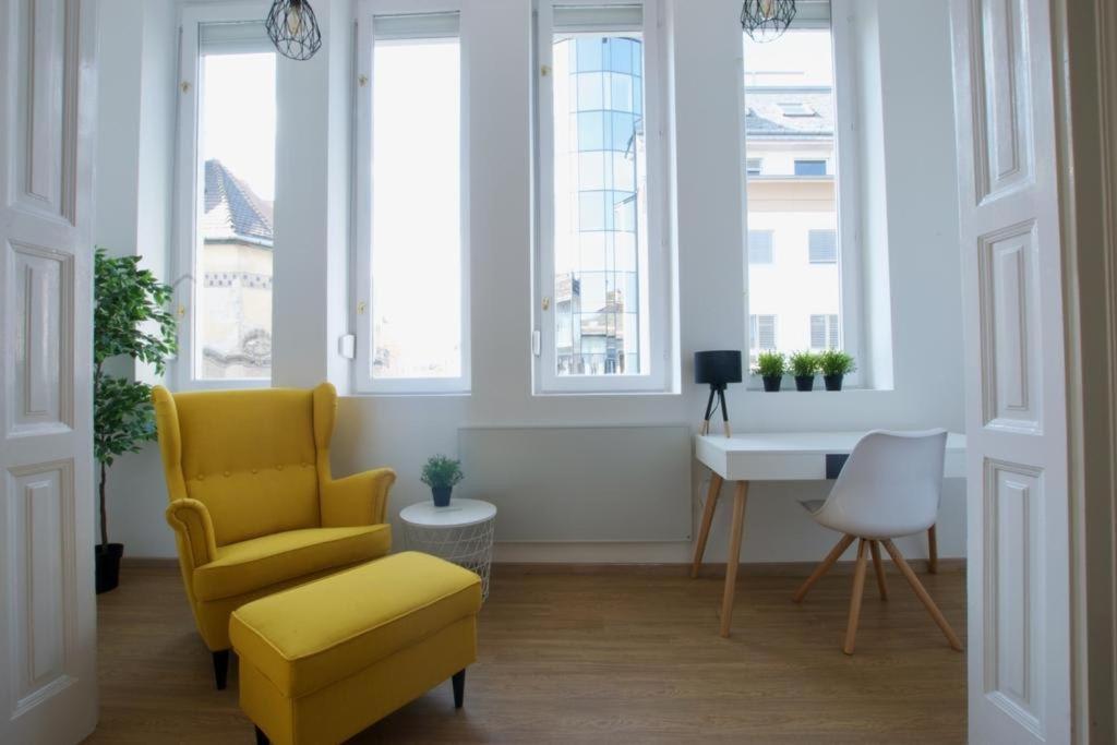 Megszunik - The Lullaby - Nr 1 Apartament Budapeszt